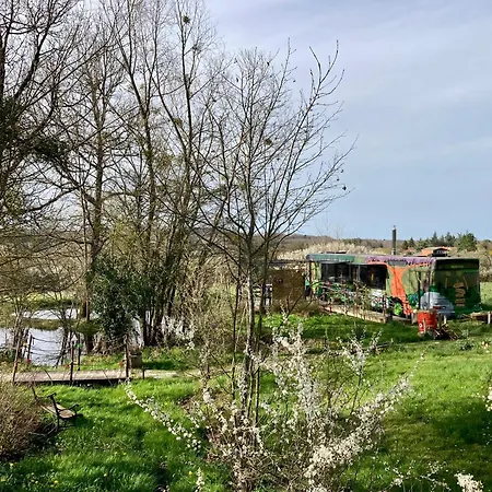 Le Busido, Ancien Bus De La D'angouleme, Amenage En D'hotes * Vouzan