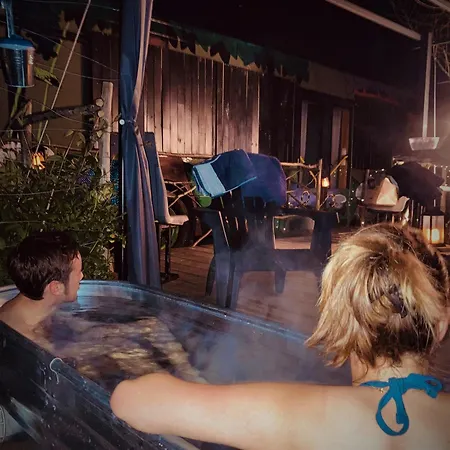 Le Busido, Ancien Bus De La D'angouleme, Amenage En D'hotes Деревянный коттедж