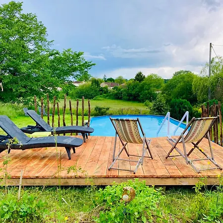 Деревянный коттедж Le Busido, Ancien Bus De La D'angouleme, Amenage En D'hotes Vouzan