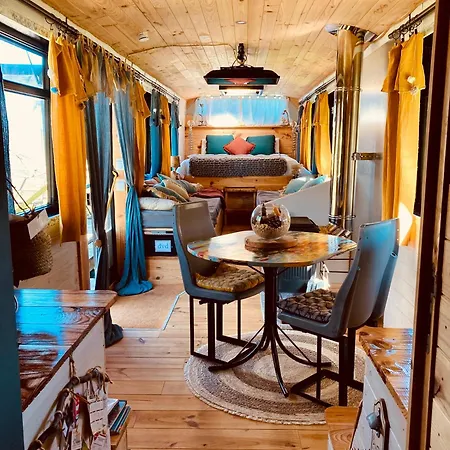 Le Busido, Ancien Bus De La D'angouleme, Amenage En D'hotes * Vouzan